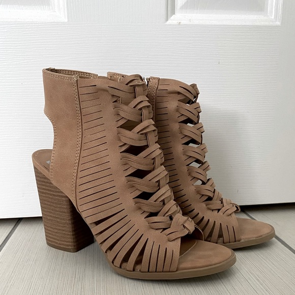DV by Dolce Vita Shoes - DV Dolce Vita Ankle Bootie w/ peep toe